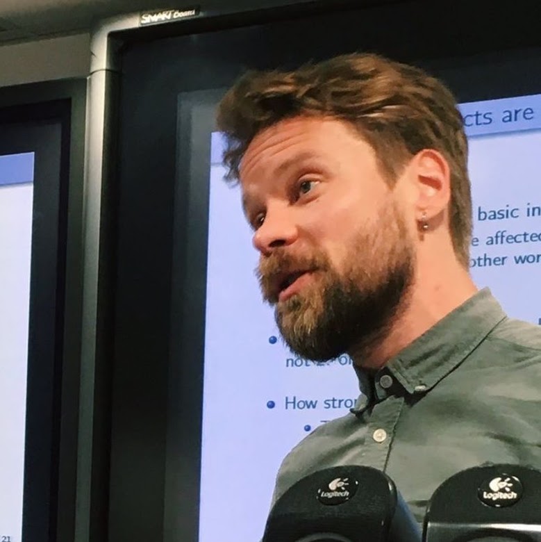 Otto Kässi giving a presentation